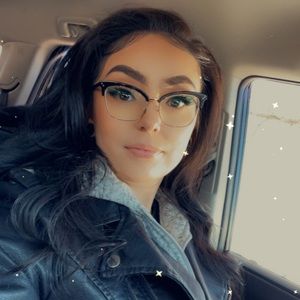 Meet your Posher, Yvette